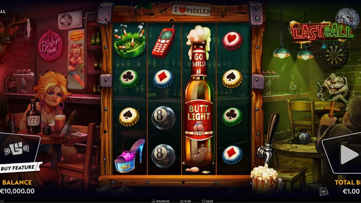Cenário de um bar de deserto decadente com néon e elementos de luta no slot Last Call